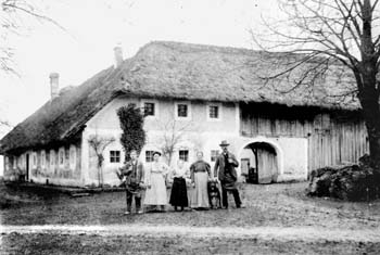 Breitwieser Familie vor Haus in Oberschauersberg 31 (1911)