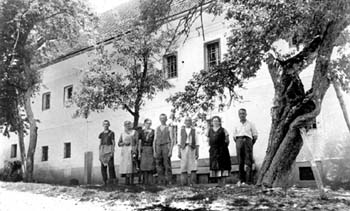 Mitterlehner Familie vor Gepl-Haus in Straß 3 (1938)