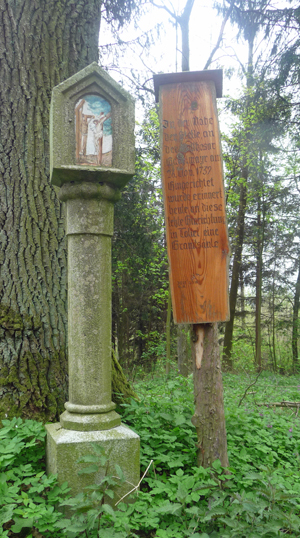 Marterl (aus Helfenberger Granit) und Hinweistafel oberhalb des Schlosses Tollet